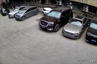 Řidič v Číně si spletl pedály a propadl se do nižšího patra - Novinky